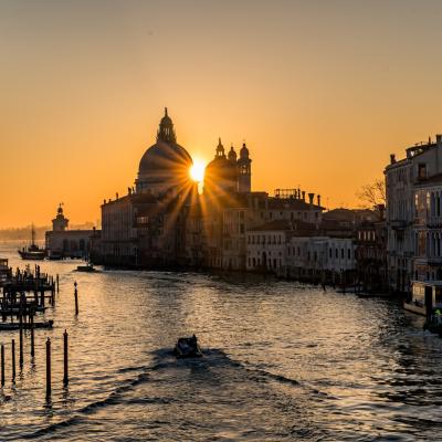 Piekny Kanal Canal Grande We Wloszech W Nocy Ze Swiatlami Odbijajacymi Sie W Wodzie