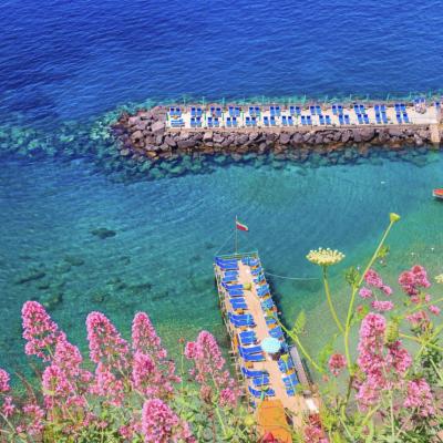 Wysoki Kat Widoku Lodzi Na Morzu W Sorrento We Wloszech
