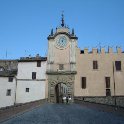 1280px Capranica Castello Degli Anguillara E Torre Orologio 1